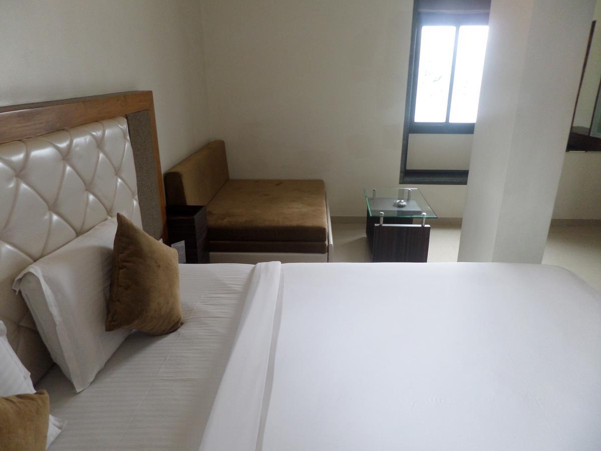 Hotel Raj Palace Ahmednagar Extérieur photo