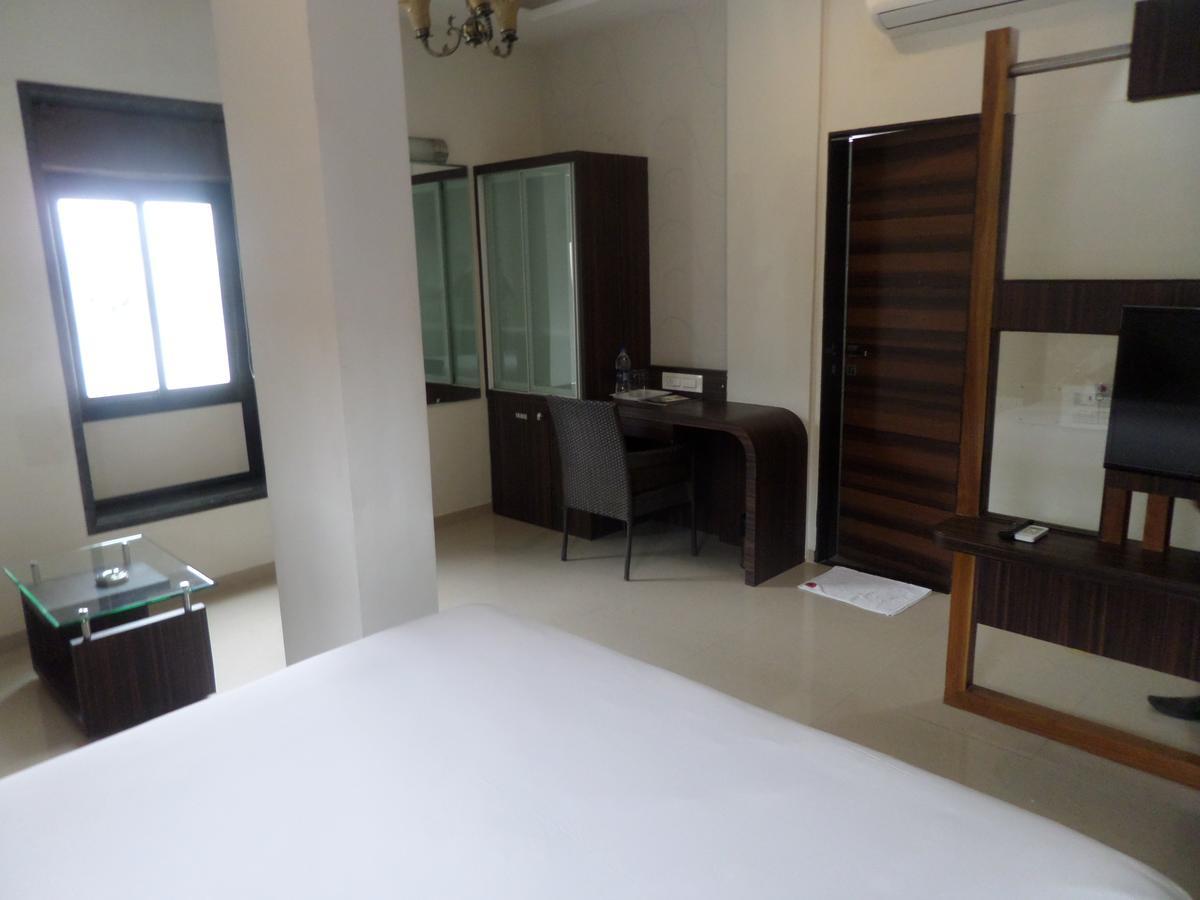Hotel Raj Palace Ahmednagar Extérieur photo