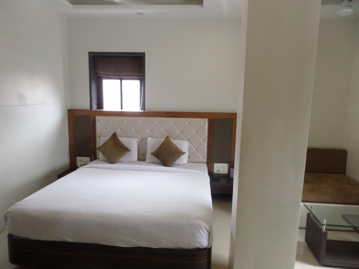 Hotel Raj Palace Ahmednagar Extérieur photo