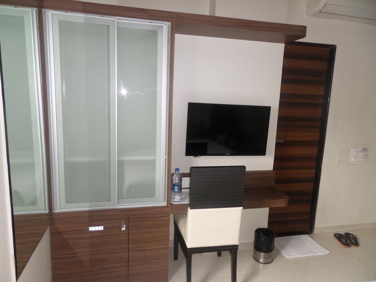 Hotel Raj Palace Ahmednagar Extérieur photo