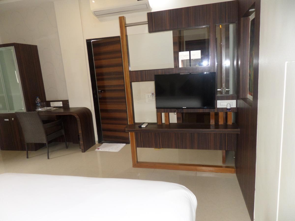 Hotel Raj Palace Ahmednagar Extérieur photo