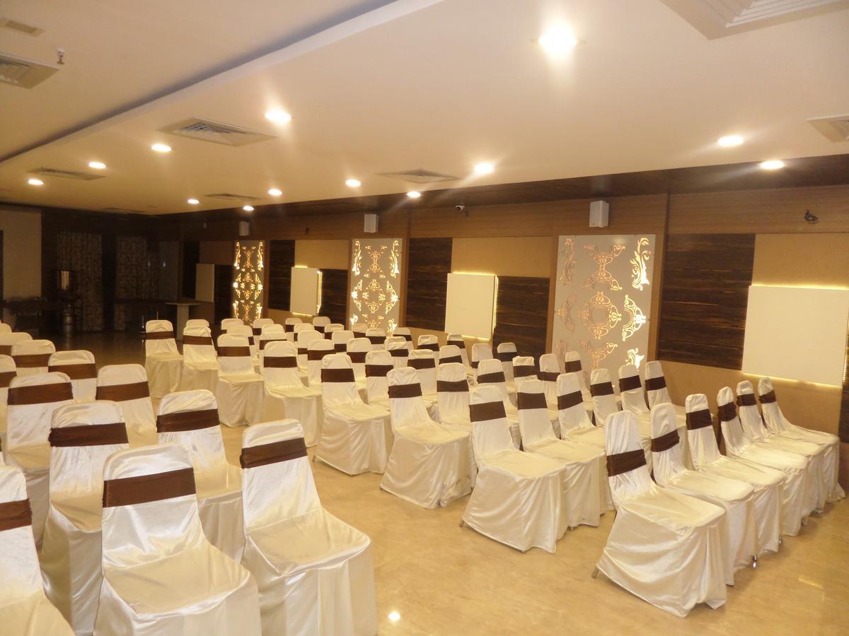 Hotel Raj Palace Ahmednagar Extérieur photo