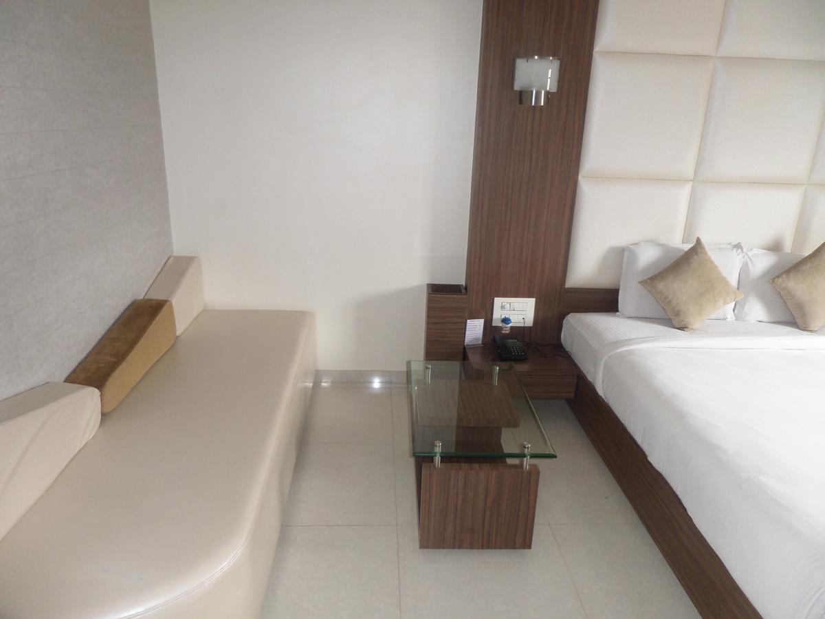 Hotel Raj Palace Ahmednagar Extérieur photo