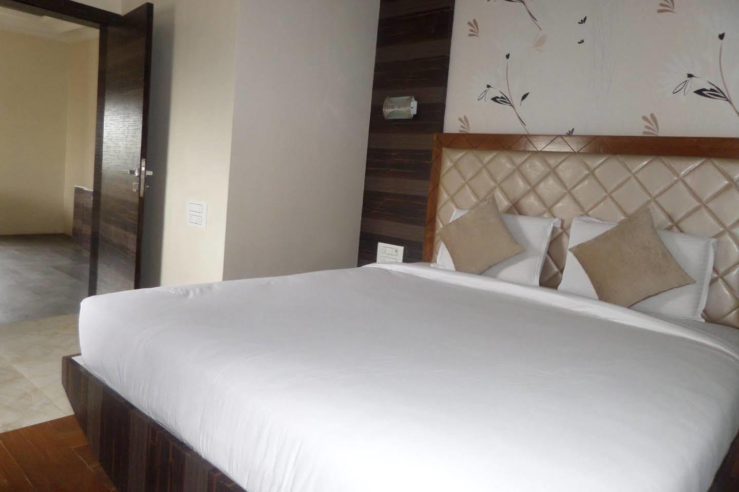 Hotel Raj Palace Ahmednagar Extérieur photo