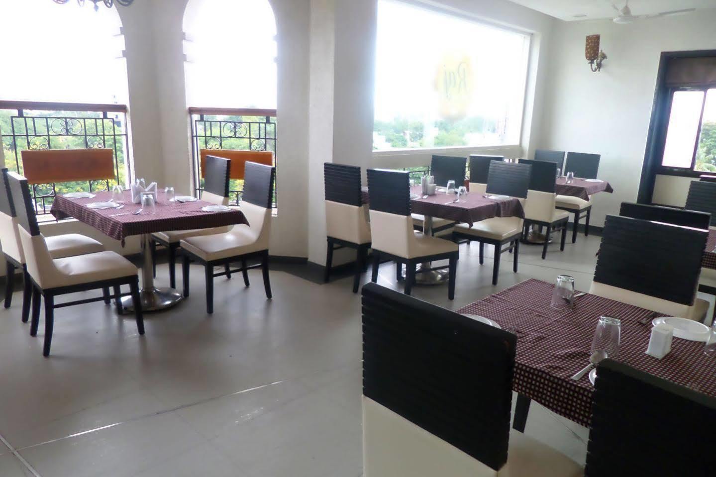 Hotel Raj Palace Ahmednagar Extérieur photo