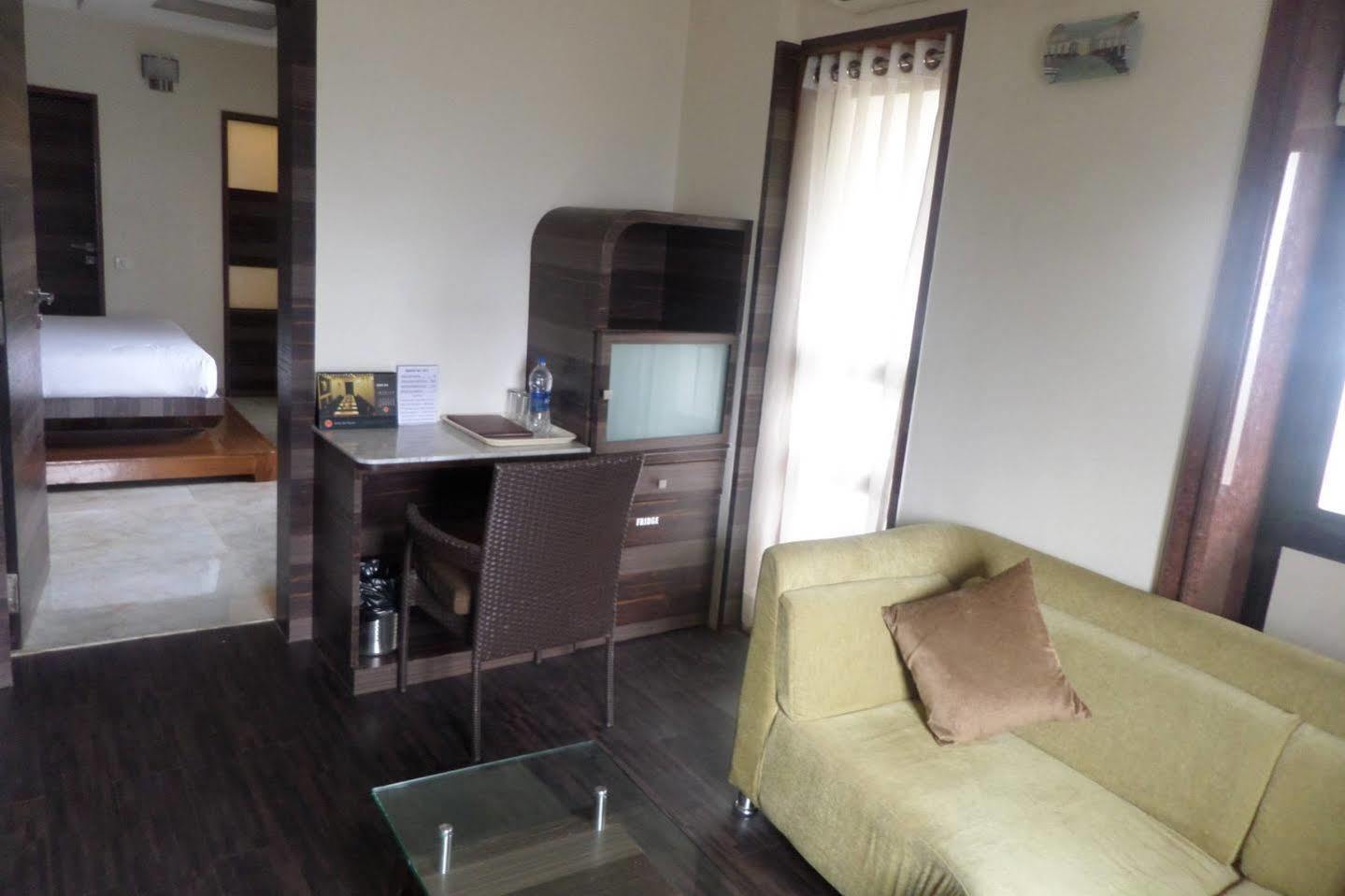 Hotel Raj Palace Ahmednagar Extérieur photo