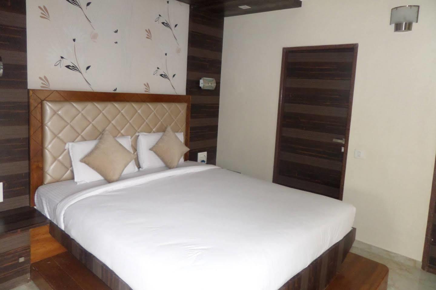 Hotel Raj Palace Ahmednagar Extérieur photo