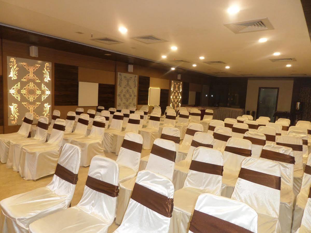Hotel Raj Palace Ahmednagar Extérieur photo